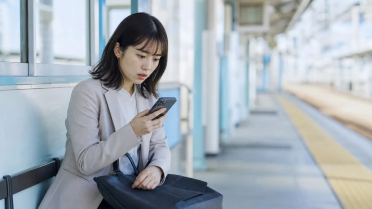 突然の一言に動けなくなる感覚を、日常の場面として受け止めます。
