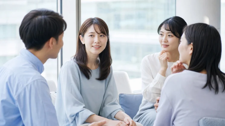共通の友人がいる場では、嘘を否定して回らず、会話を全体へ戻しながら静かに距離を保つ方法があります。