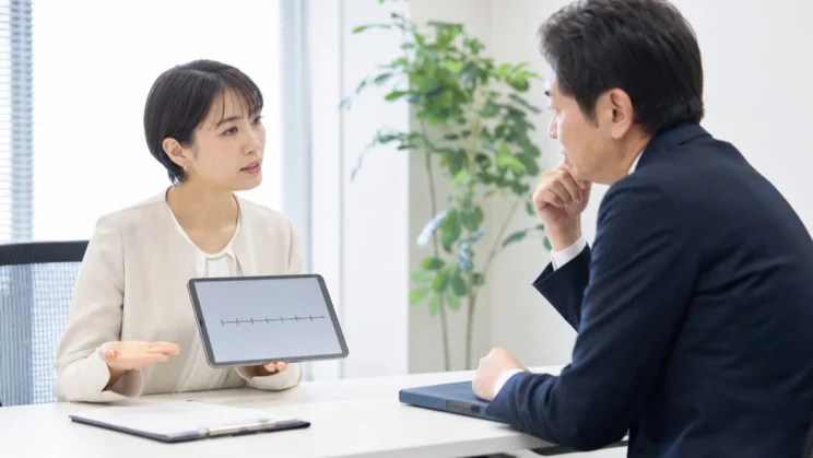 上司や人事には人物評ではなく、報告の食い違いと業務への影響を具体的に伝えます。