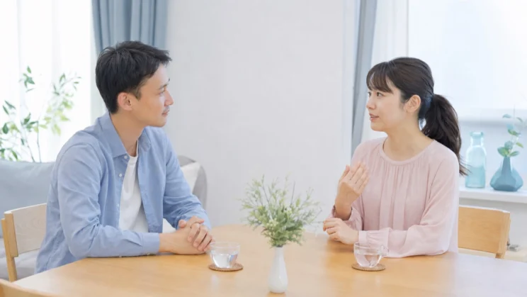 落ち着いた聞き方を場面として思い浮かべると、正論より先に空気を整える意識を持ちやすくなります。