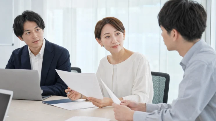 大切な業務確認は二人きりを避け、第三者がいる場で淡々と進めると水掛け論を防ぎやすくなります。