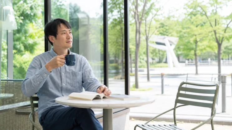 一人で休む時間を持つことは、関係から逃げることではなく自分を立て直すための支えになります。