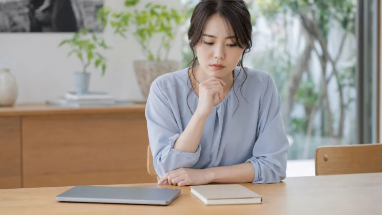 責任感が強い人ほど休日も仕事を考え続け、休むことに罪悪感を抱きやすいものです。
