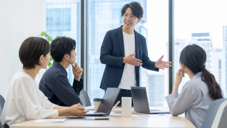 自慢や褒め待ちが続く場では、周囲が礼儀正しく応じるほど静かな気疲れが積み重なることがあります。