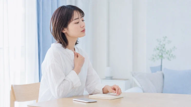 傷ついた直後の勢いで伝える前に、話す相手とタイミングを選ぶ余白を持つことも自分を守る方法です。