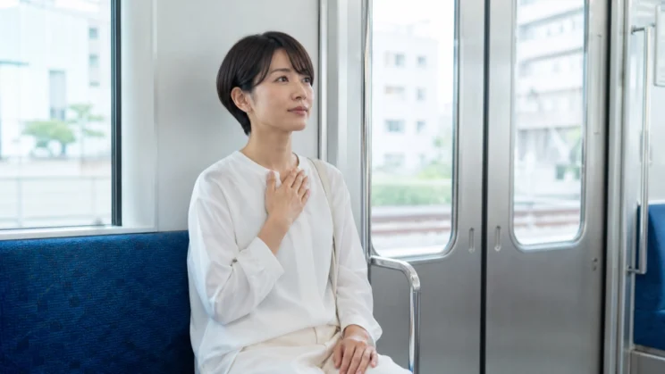 吐き気のサインだと決めつけず、まずゆっくり呼吸を整えてみましょう。