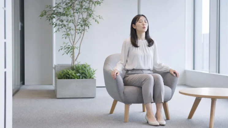 その場を少し離れて長く息を吐くと、高ぶった体を落ち着けるきっかけになります。