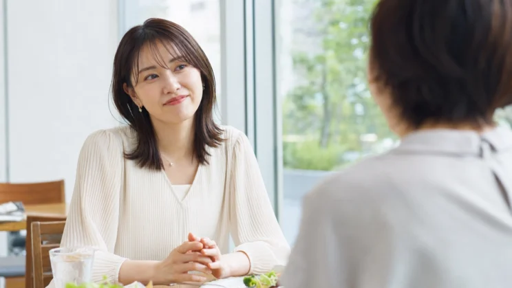 嫌だと感じても笑顔で合わせてしまう反応に気づくことが、自分の感覚を尊重する一歩です。