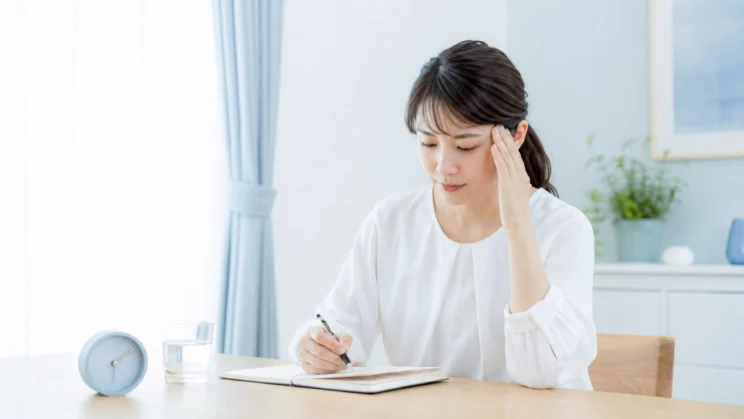 気持ちが言葉にならないときは、頭痛や睡眠など体の変化を記録することが状態を知る入口になります。