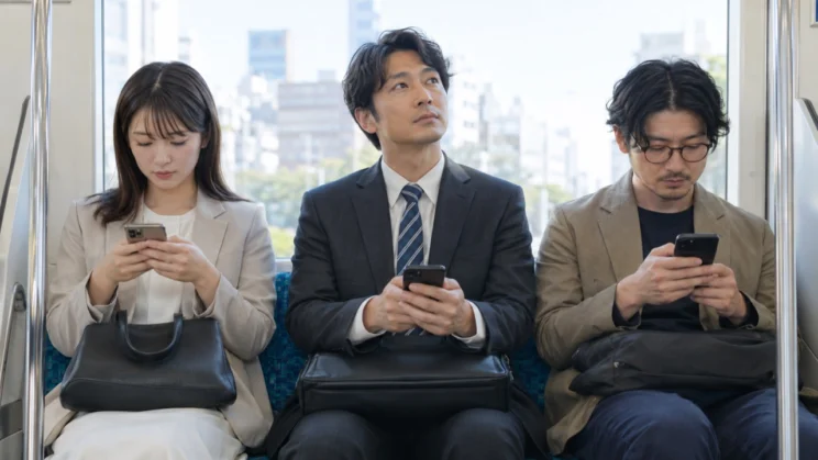 スマホに手が伸びることは、年齢を問わず起こります。