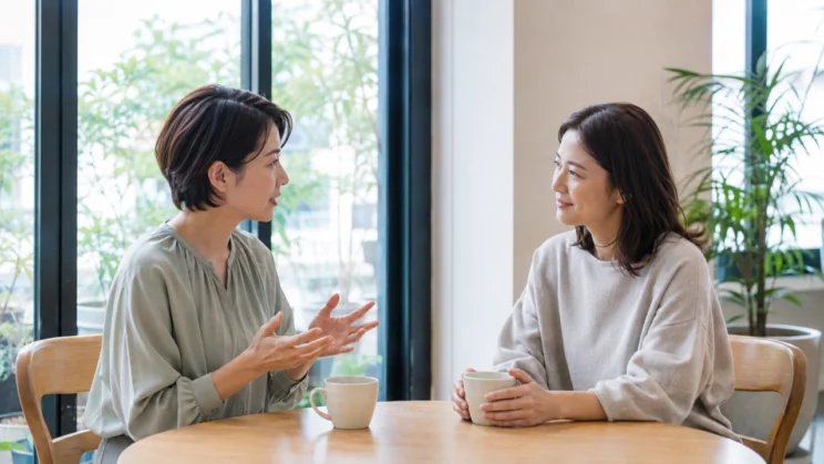 お互いのことを少しずつ同じくらいの深さで話すと、無理なく親しみを育てやすくなります。