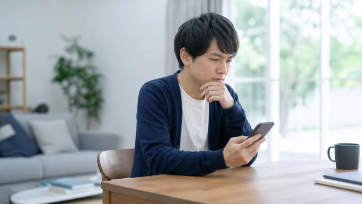 出来事と受け取り方の間に決めつけが入り込むと、何気ない連絡も否定的に感じやすくなります。